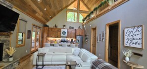Smart-TV, Kamin, Musikbibliothek, Computerbildschirme