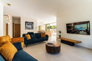 Ein modernes Wohnzimmer mit einer Couch, einem Couchtisch und Kunstwerken an den Wänden.