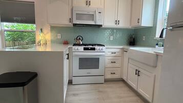 Frigorífico, microondas, horno y placa de cocina