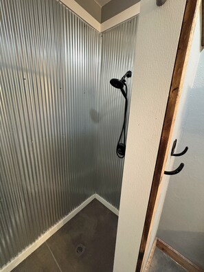 Ducha, toallas, jabón y papel higiénico