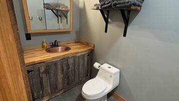 Douche, serviettes fournies, savon, shampoing