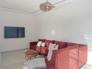 Smart TV - Villa Aisha . Private Pool & Garden Retreat – 20 min from Essaouira (Essaouira)