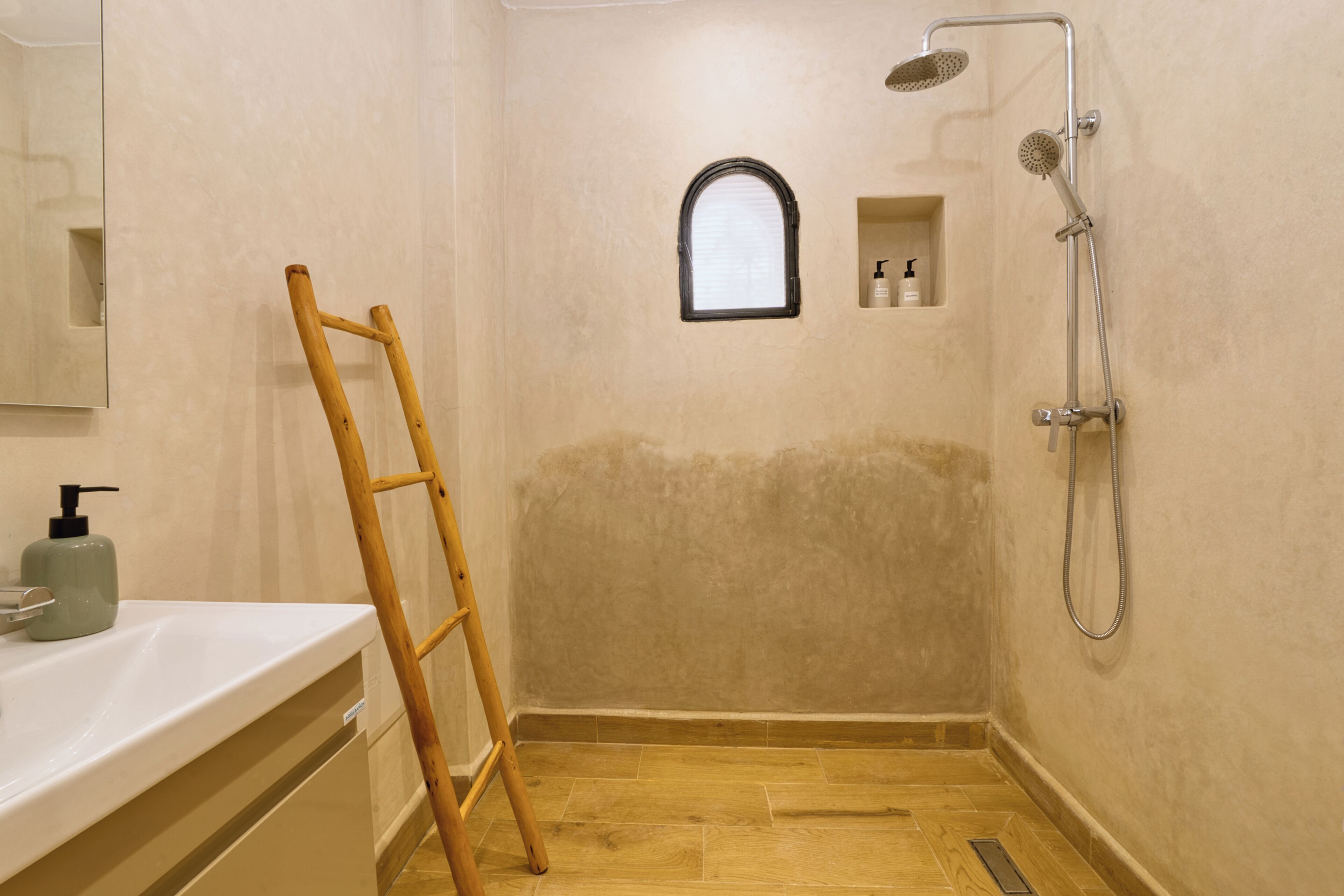Een douche, een haardroger, handdoeken, zeep