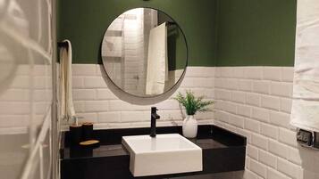 Standard Room | Bathroom | Shower, free toiletries, towels