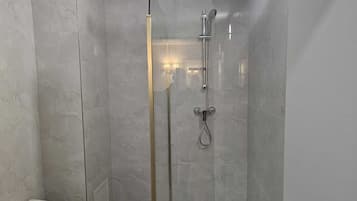 Sèche-cheveux, serviettes fournies, savon, papier toilette