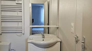 Sèche-cheveux, serviettes fournies, savon, papier toilette