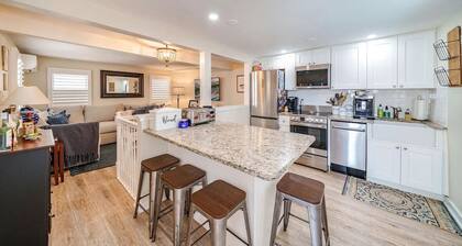 Perfect beach get away! 2-bedroom condo 1.5 blocks from the beach!