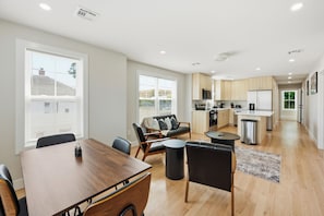 Eine moderne Wohnung mit Essbereich, Küche und Wohnraum.