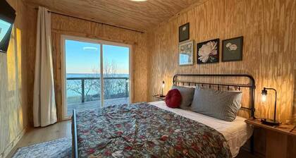 Sunset Tower Cabin on Lake Richland Chambers with Balcony Water View - Corsicana