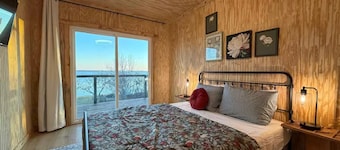 Sunset Tower Cabin on Lake Richland Chambers with Balcony Water View - Corsicana