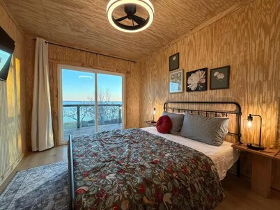 Sunset Tower Cabin on Lake Richland Chambers with Balcony Water View - Corsicana