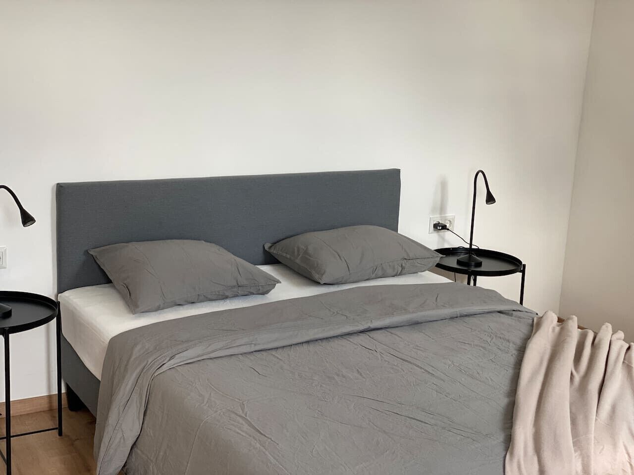 Bureau, fer et planche à repasser, Wi-Fi, draps fournis