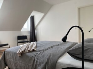 Bureau, fer et planche à repasser, Wi-Fi, draps fournis