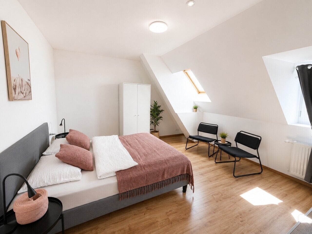 Een bureau, een strijkplank/strijkijzer, wifi, beddengoed