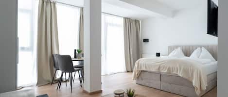 Desk, iron/ironing board, WiFi, bed sheets