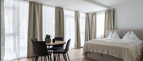 Desk, iron/ironing board, WiFi, bed sheets