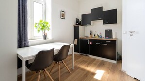 Kaffetrakter/tekoker, kjøleskap, kokeplater og brødrister
