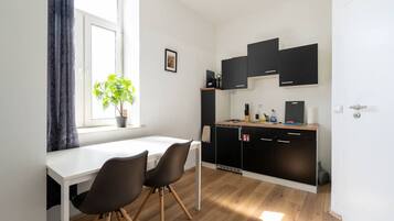 Wasserkocher mit Kaffee-/Teezubehör, Kühlschrank, Herdplatte, Toaster