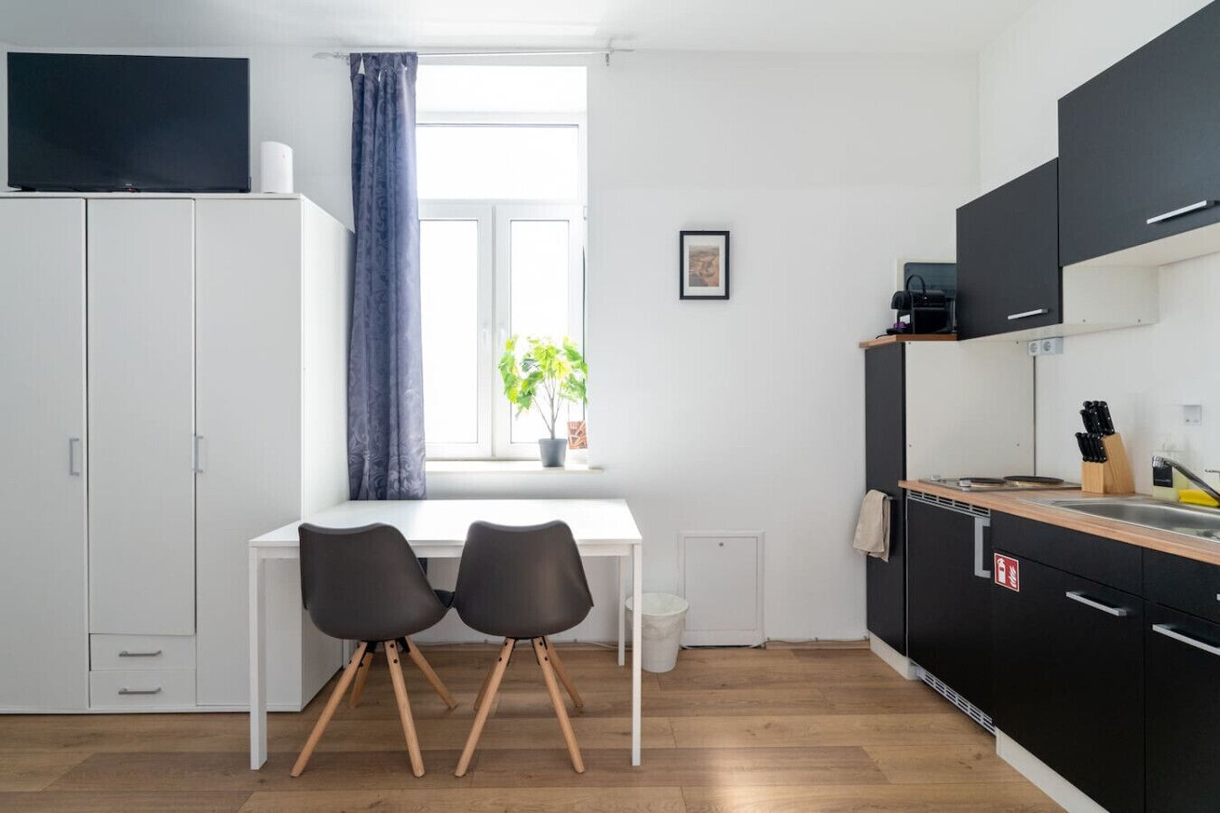 Wasserkocher mit Kaffee-/Teezubehör, Kühlschrank, Herdplatte, Toaster