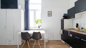 Kaffetrakter/tekoker, kjøleskap, kokeplater og brødrister