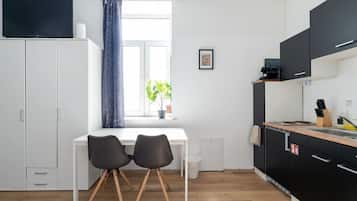 Wasserkocher mit Kaffee-/Teezubehör, Kühlschrank, Herdplatte, Toaster