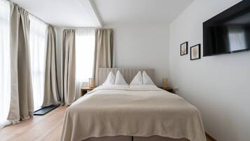 Desk, iron/ironing board, WiFi, bed sheets