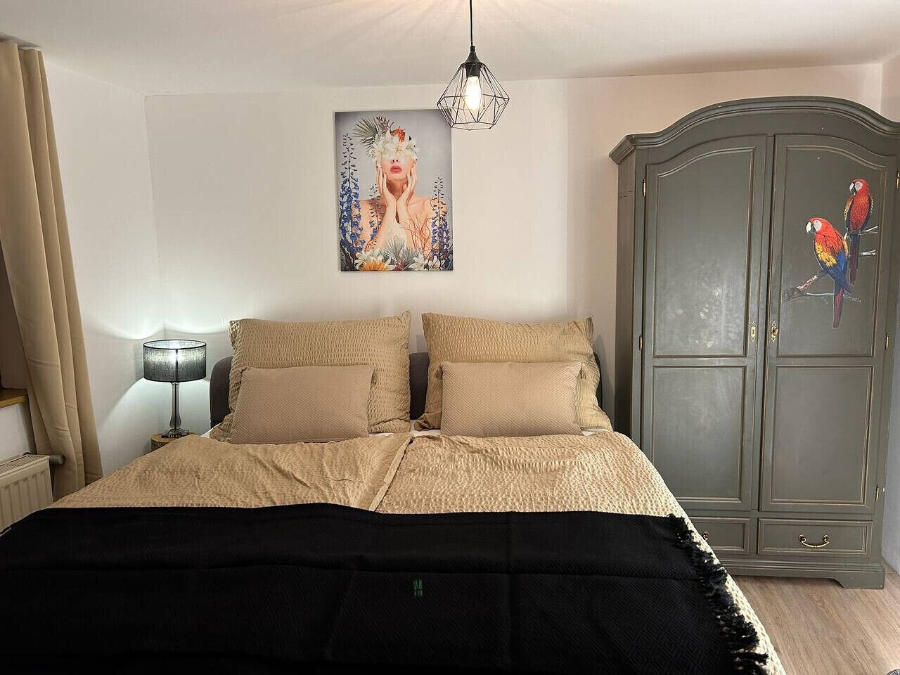 Desk, iron/ironing board, WiFi, bed sheets