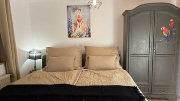 Desk, iron/ironing board, WiFi, bed sheets
