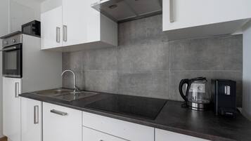 Kühlschrank, Mikrowelle, Ofen, Herdplatte