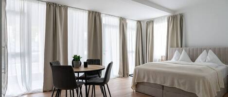 Desk, iron/ironing board, WiFi, bed sheets