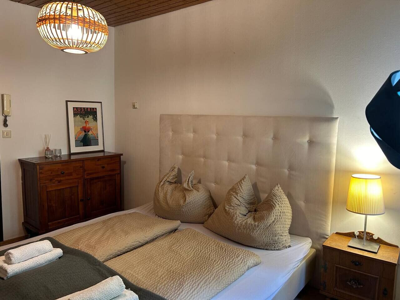 Tabla de planchar con plancha, wifi y ropa de cama 