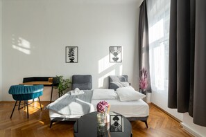 A modern hotel room with a bed, a desk, a chair, and a window with curtains. - FarawayHomes Studio Klosterneuburg #2 (Klosterneuburg)