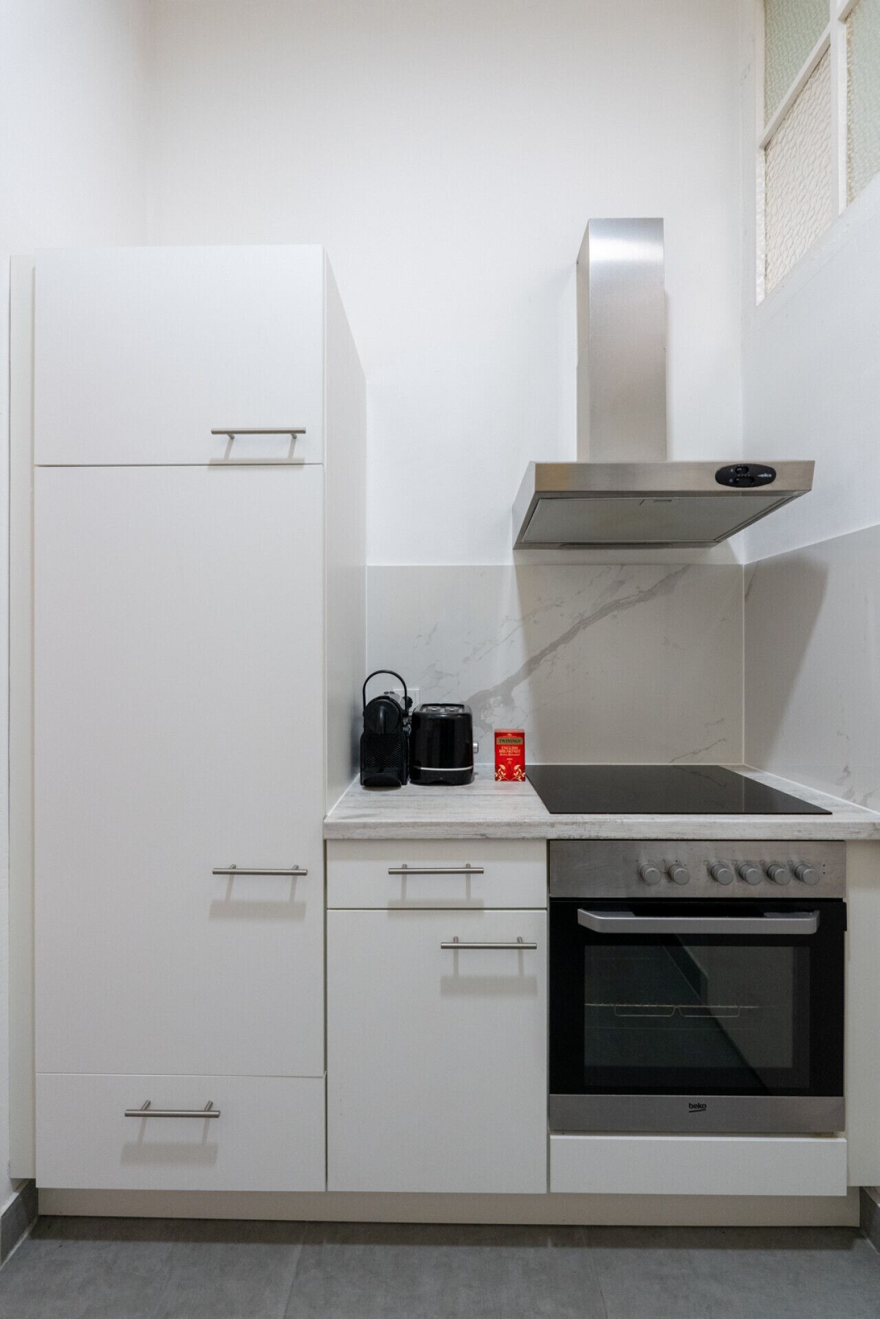 Kühlschrank, Mikrowelle, Ofen, Herdplatte