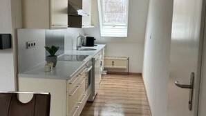 A compact kitchen with a window, a sink, and a stove. - FarawayHomes Studio Bruck #5 (Bruck an der Mur)