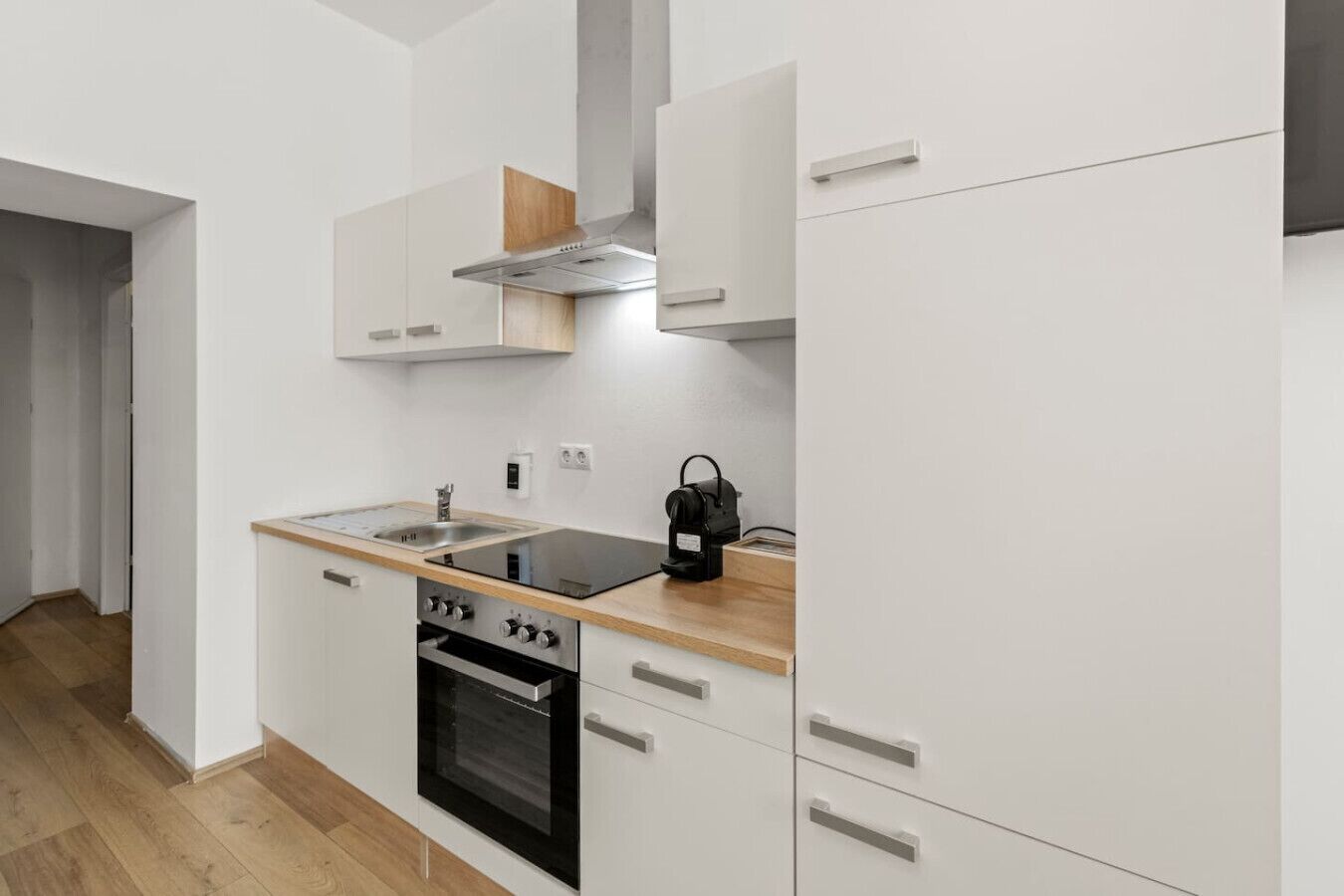 Kühlschrank, Ofen, Herdplatte, Wasserkocher mit Kaffee-/Teezubehör