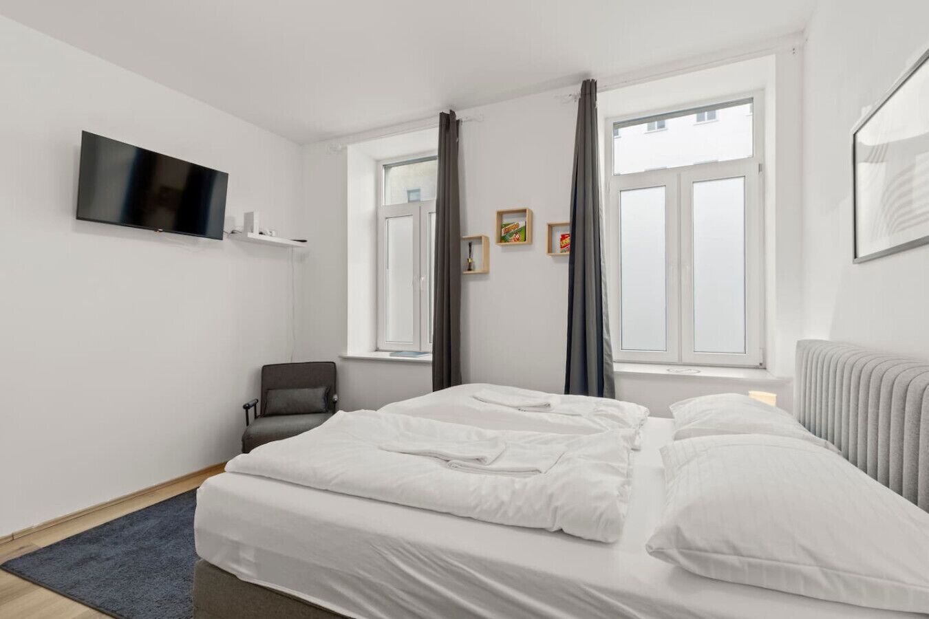 Iron/ironing board, WiFi, bed sheets
