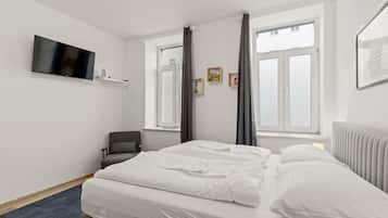 Tabla de planchar con plancha, wifi y ropa de cama