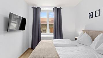 Desk, iron/ironing board, WiFi, bed sheets