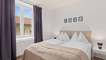 1 bedroom, desk, iron/ironing board, WiFi
