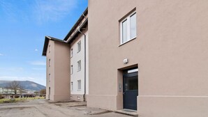 Ein Gebäude mit einer glatten Fassade, einer Tür und einem Fenster.