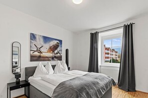 Escritorio, tabla de planchar con plancha, wifi y ropa de cama 