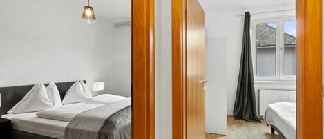 Desk, iron/ironing board, WiFi, bed sheets
