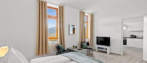 Desk, iron/ironing board, WiFi, bed sheets