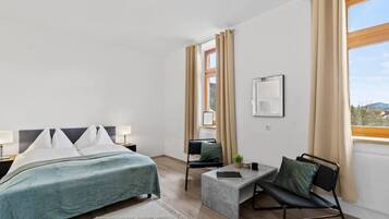 Desk, iron/ironing board, WiFi, bed sheets