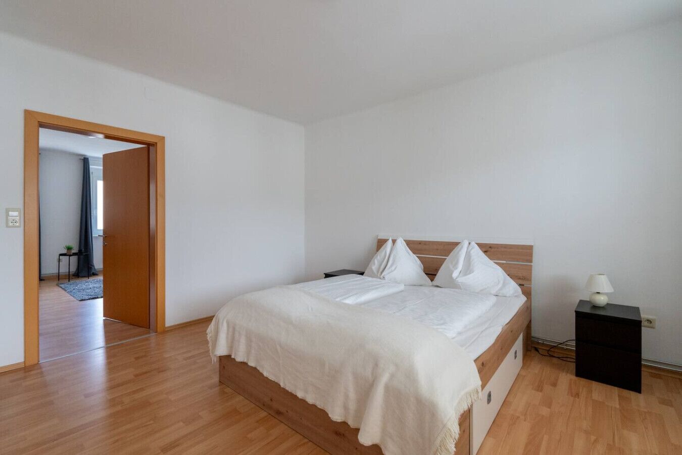 Desk, iron/ironing board, WiFi, bed sheets