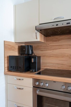 Fridge, microwave, oven, stovetop - FarawayHomes Studio Leoben #A10 (Leitendorf)