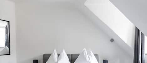 Tabla de planchar con plancha, wifi y ropa de cama