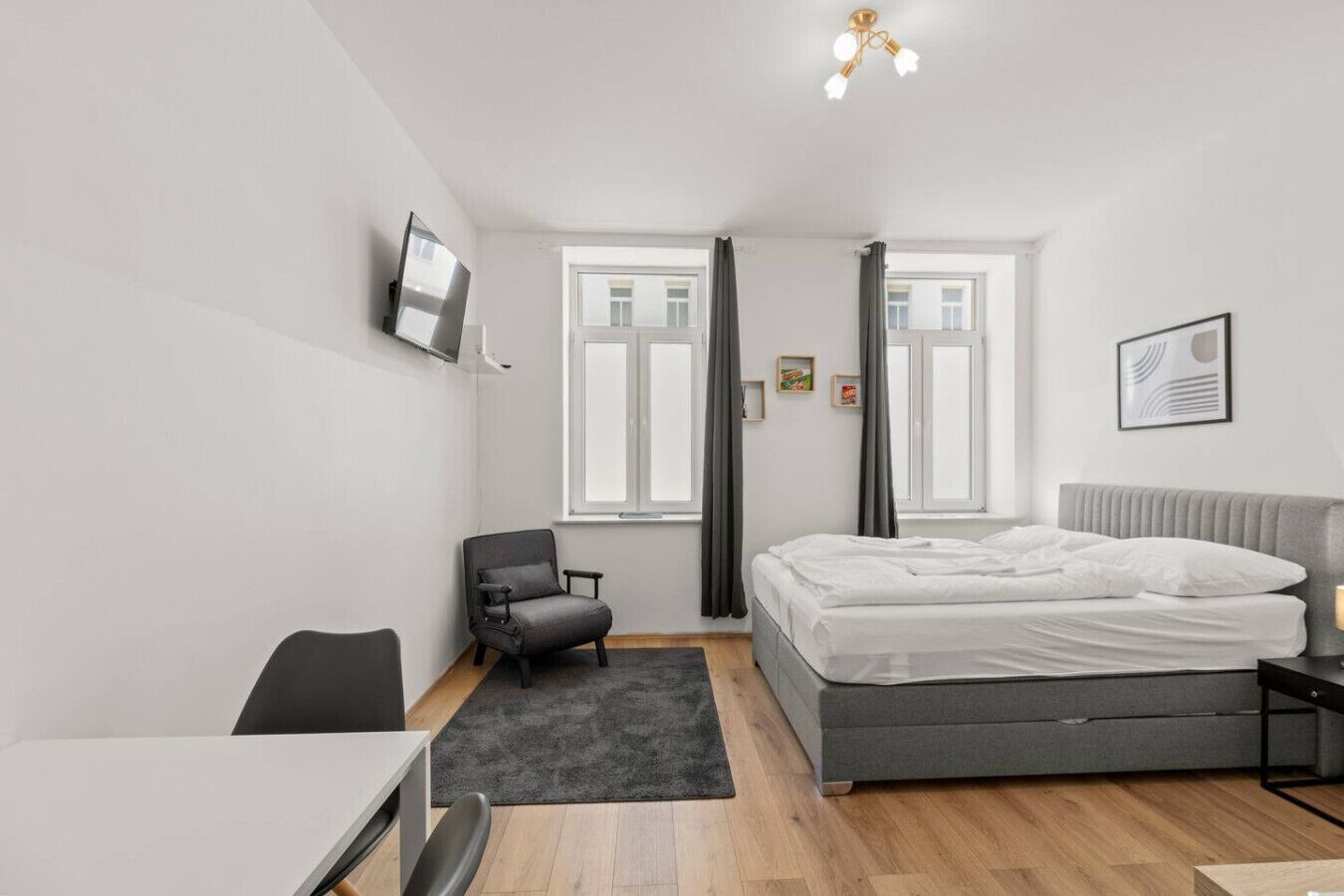 Iron/ironing board, WiFi, bed sheets