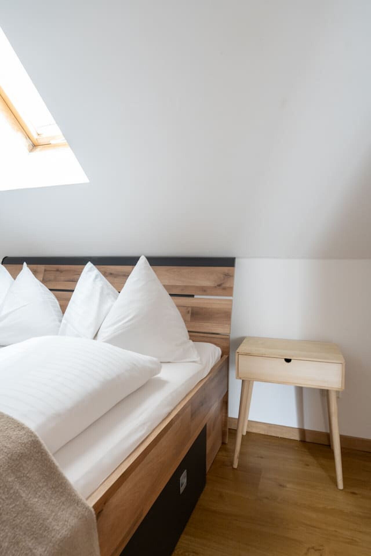 Schreibtisch, Bügeleisen/Bügelbrett, Reisekinderbett, WLAN