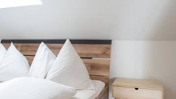 Schreibtisch, Bügeleisen/Bügelbrett, Reisekinderbett, WLAN